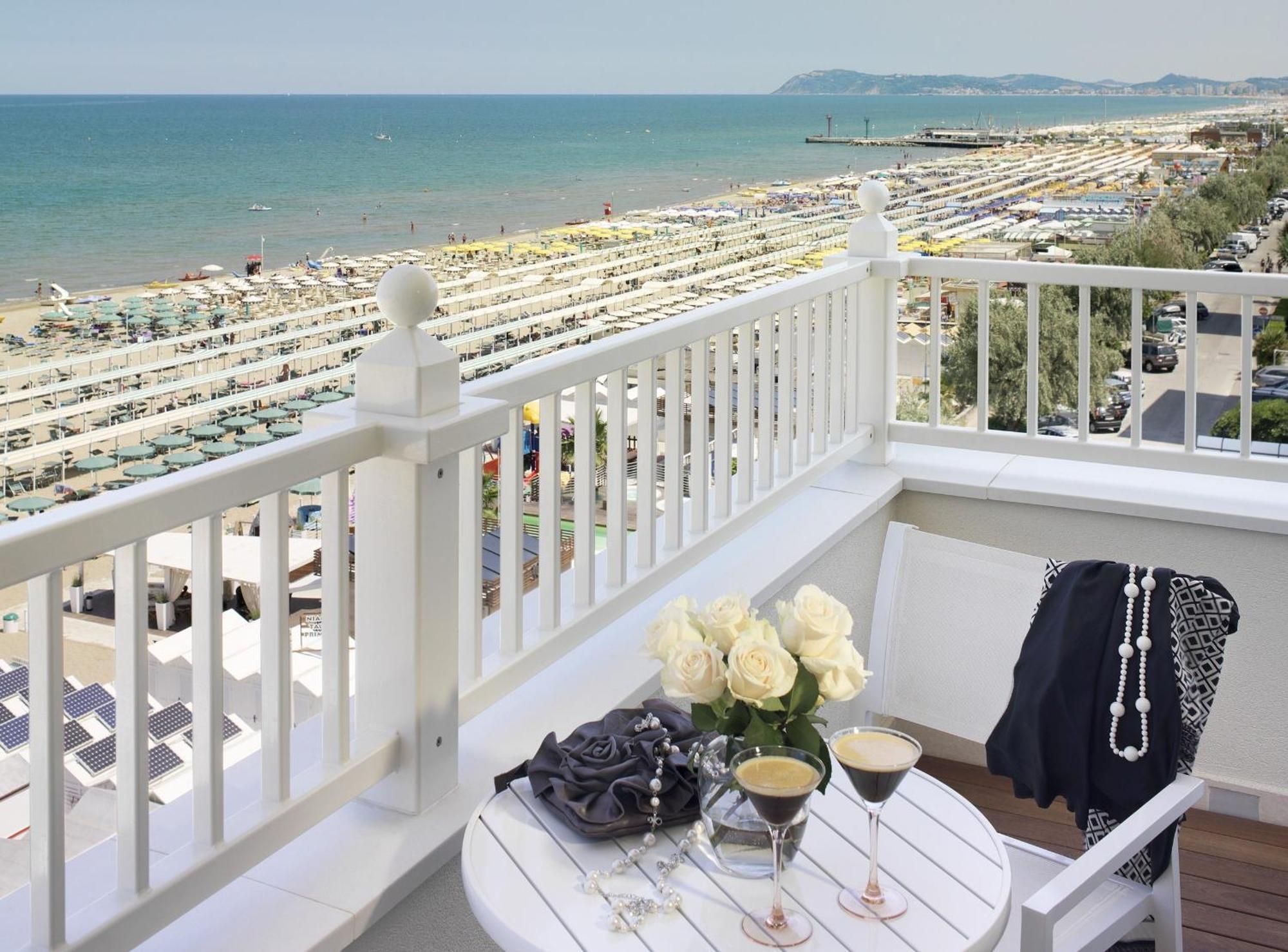 Hotel Tiffany'S Riccione Eksteriør billede
